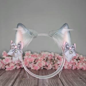 Orejas de gatito de piel sintética gris en diadema plateada con dijes / Orejas de cosplay, Orejas de gato, Orejas de gatito, Orejas esponjosas, Orejas de neko, Orejas lindas
