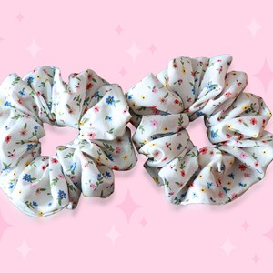 Sunday Bloom / Scrunchie oversize in cotone con motivo floreale