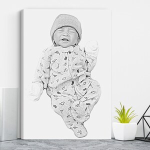 Pu&ograve; includere: Un bozzetto in bianco e nero di un bambino con berretto grigio, guanti e tutina chiara con motivo a dinosauri. Il bambino &egrave; sdraiato con la bocca aperta. L'immagine &egrave; su una tela bianca.