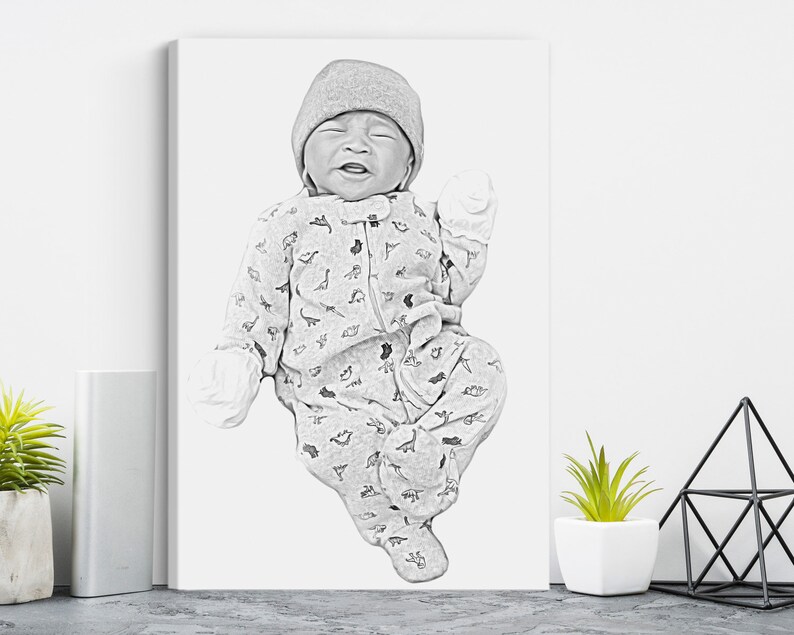 Pu&ograve; includere: Un bozzetto in bianco e nero di un bambino con berretto grigio, guanti e tutina chiara con motivo a dinosauri. Il bambino &egrave; sdraiato con la bocca aperta. L'immagine &egrave; su una tela bianca.