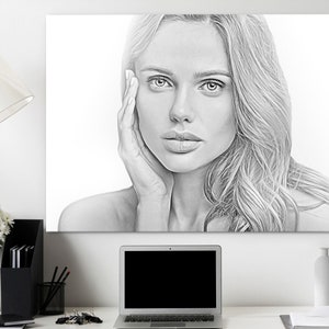 Pu&ograve; includere: Stampa artistica di un ritratto in bianco e nero di una donna con lunghi capelli mossi. L'opera d'arte &egrave; uno stile di schizzo a matita, con la mano della donna che tocca delicatamente il suo viso. La stampa &egrave; esposta su una parete bianca.