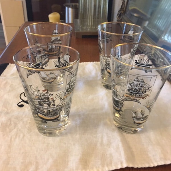 Quatre verres à boire Libbey vintage avec conception de bateau à voile