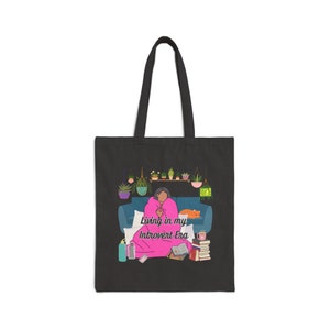 Viviendo en mi era introvertida Bolsa de mano de lona 100% algodón - 15" x 16" - Múltiples colores disponibles