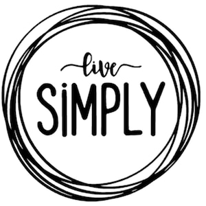 以下が含まれることがあります： 「live simply」というテキストが書かれた円の白黒イラスト