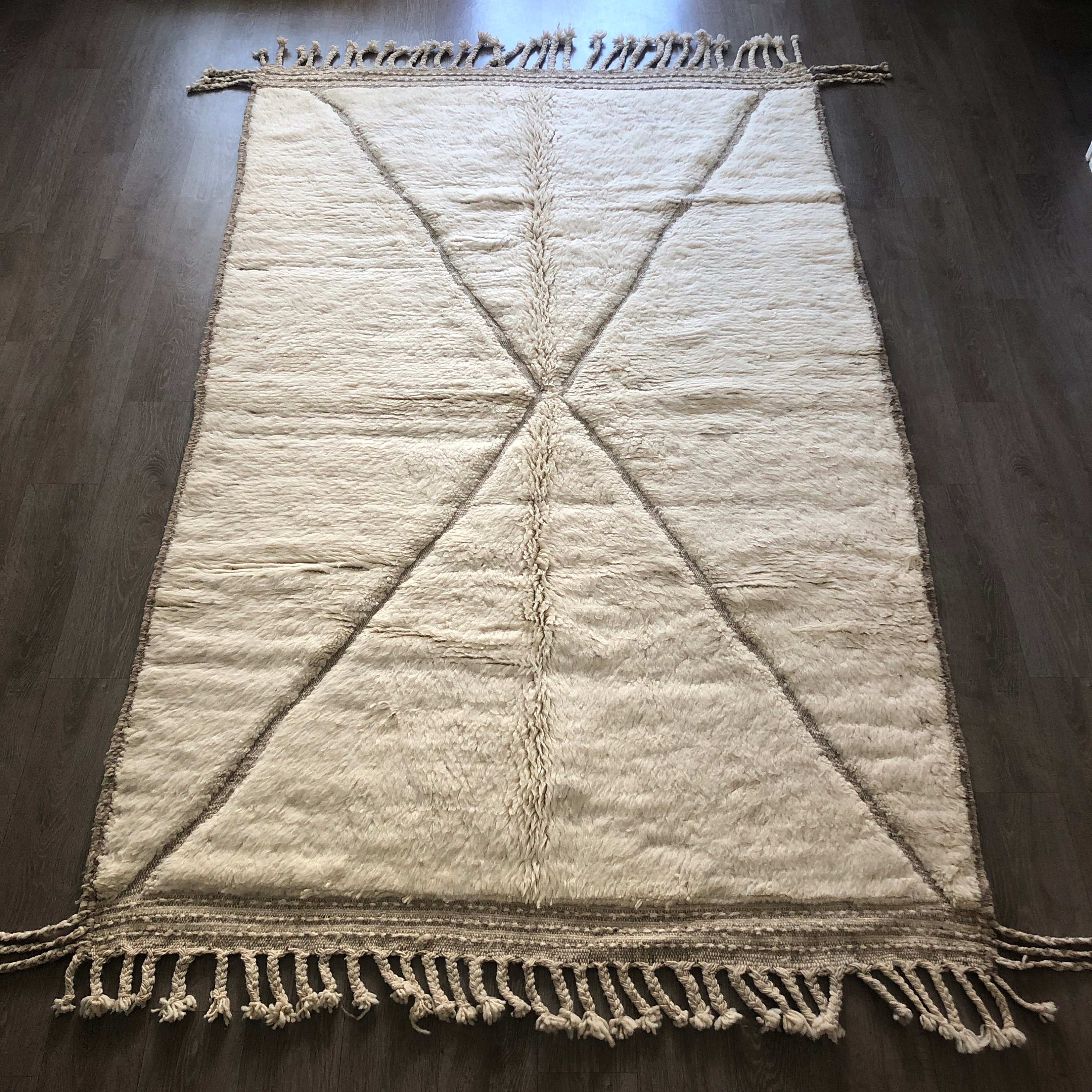 Tapis Marocain Beni Ouarain Moderne Blanc et Beige