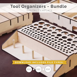 Könnte beinhalten: Ein Satz aus drei Holz-Werkzeugorganisatoren, darunter eine kleine Box mit Trennwänden, eine größere Box mit einem Lochraster und eine lange Box mit einer Reihe von Löchern. Die Organisatoren sind aus hellem Holz mit schwarzen Akzenten. Der Text "Tool Organizers - Bundle" und "DIGITAL TEMPLATE" ist oben im Bild sichtbar. Der Text "DOWNLOAD INCLUDES FILE TYPES: SVG + DXF + PDF" ist unten im Bild sichtbar.