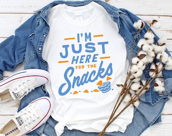 Ik ben hier gewoon voor de snacks shirt - snack lover shirt, snack lover cadeau, foodie shirt, snack T-shirt, day out shirt, trip shirt