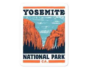 以下が含まれることがあります： カリフォルニア州ヨセミテ国立公園のグラフィックが描かれたビンテージスタイルのステッカー。ステッカーには、象徴的なハーフドームの岩の形成と、その側面を流れ落ちる滝の景色が描かれています。「Yosemite National Park CA.」というテキストは、太字の青い文字で印刷されています。