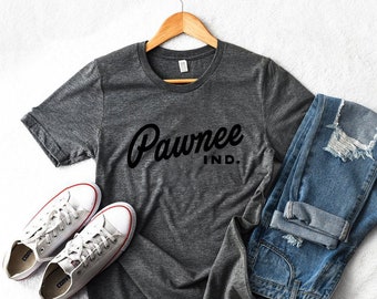 Peut inclure: Un t-shirt gris chiné avec un motif noir qui dit "Pawnee IND."