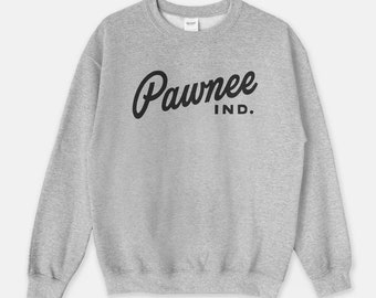 Peut inclure: Un sweat-shirt gris avec le texte "Pawnee IND." en lettres cursives noires.