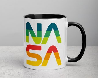 Retro ruimtemok met NASA-wormlogo en zwarte binnenkant