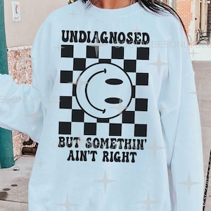 Niet gediagnosticeerd, maar er is iets niet goed SVG PNG, shirt voor geestelijke gezondheid, retro sublimatieontwerp, digitale downloadbestanden voor de Cricut en Silhouette