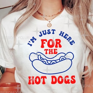 Estou aqui só pelos cachorros-quentes SVG PNG, camiseta para amantes da comida, dia de jogo, design de sublimação para fãs de esportes, arquivos de artesanato digital para Cricut/Silhouette