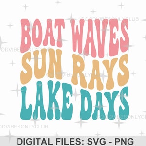 Op de afbeelding: Een digitaal ontwerp met de tekst "Boat Waves Sun Rays Lake Days" in een retro, golvend lettertype. De tekst is in tinten roze, oranje en blauw.
