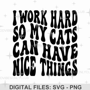 Mamma gatta divertente SVG PNG, testo ondulato retrò SVG, lavoro duro affinché i miei gatti possano avere cose belle, design per amanti dei gatti, file digitali Cricut e Silhouette