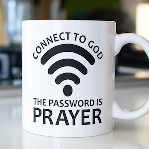 Peut inclure: Une tasse en c&eacute;ramique blanche avec un symbole wifi noir et le texte "Connect to God. The password is Prayer."