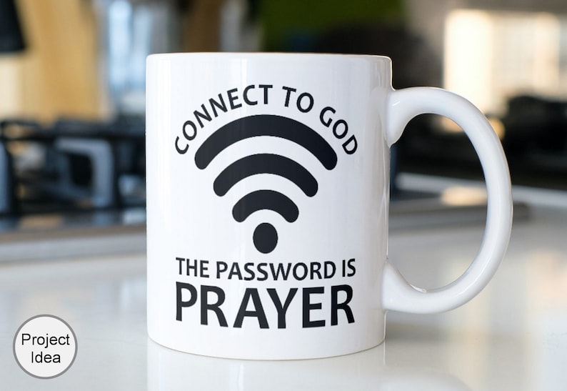 Peut inclure: Une tasse en c&eacute;ramique blanche avec un symbole wifi noir et le texte "Connect to God. The password is Prayer."