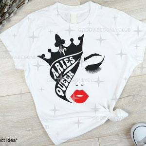 K&ouml;nnte beinhalten: Wei&szlig;es T-Shirt mit einem schwarz-wei&szlig;en Grafikdesign eines Frauenkopfes mit einer Krone und dem Text "Aries Queen".