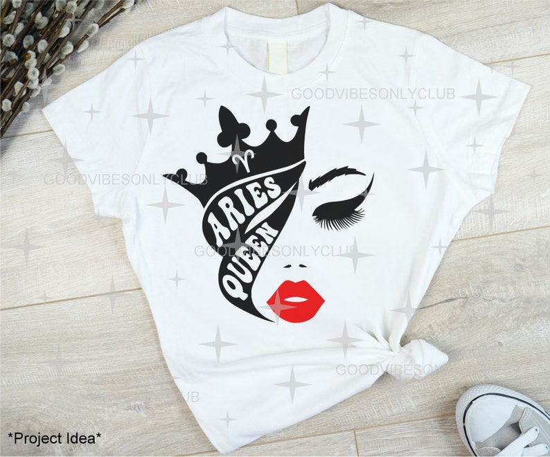 K&ouml;nnte beinhalten: Wei&szlig;es T-Shirt mit einem schwarz-wei&szlig;en Grafikdesign eines Frauenkopfes mit einer Krone und dem Text "Aries Queen".