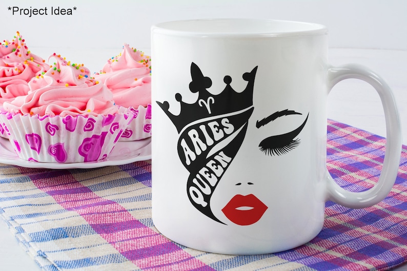 K&ouml;nnte beinhalten: Wei&szlig;e Keramiktasse mit einer schwarz-wei&szlig;en Grafik eines Frauenkopfes mit einer Krone und dem Text "Aries Queen".