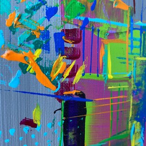K&ouml;nnte beinhalten: Abstrakte Malerei mit kr&auml;ftigen Strichen in Blau, Gr&uuml;n, Orange, Lila und Gelb auf grauem Hintergrund.