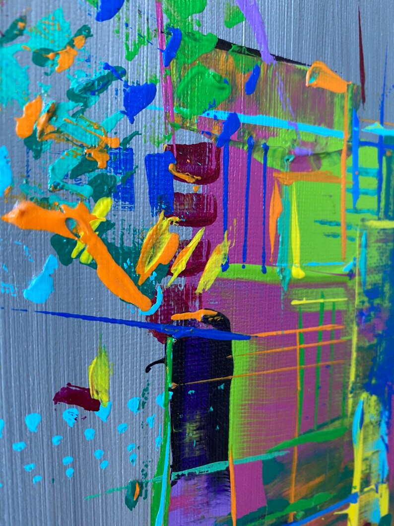 K&ouml;nnte beinhalten: Abstrakte Malerei mit kr&auml;ftigen Strichen in Blau, Gr&uuml;n, Orange, Lila und Gelb auf grauem Hintergrund.