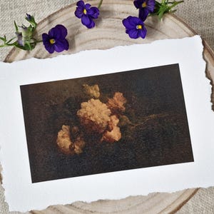 Arte murale di peonie su carta DECKLE EDGE, dipinto floreale scuro antico, stampa vintage francese, opera d'arte floreale vintage, arte murale floreale malinconica