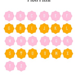 Puede incluir: Una vista previa de la fuente Fishtail, que muestra el alfabeto en una cuadr&iacute;cula. Las letras A-Z se muestran en formas de estrella rosa y dorada sobre un fondo blanco. El texto "FONT PREVIEW FISHTAIL" est&aacute; en la parte superior.