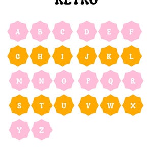 Puede incluir: Un gr&aacute;fico de vista previa de fuente con el texto "FONT PREVIEW RETRO" en negro. Las letras del alfabeto se muestran en una cuadr&iacute;cula, cada una dentro de una forma de estrella rosa o naranja. El texto "EM GEMS CREATIONS" est&aacute; en la parte inferior.