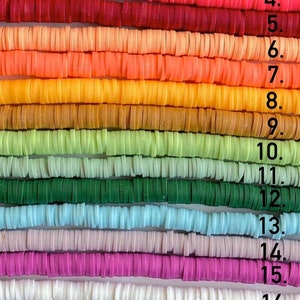 Puede incluir: Una colecci&oacute;n de 18 filas de cuentas de arcilla polim&eacute;rica de colores. Cada fila presenta un color diferente, incluyendo rosa, rojo, naranja, amarillo, verde, azul y morado. Las cuentas son todas del mismo tama&ntilde;o y forma, y est&aacute;n dispuestas de forma ordenada y limpia.
