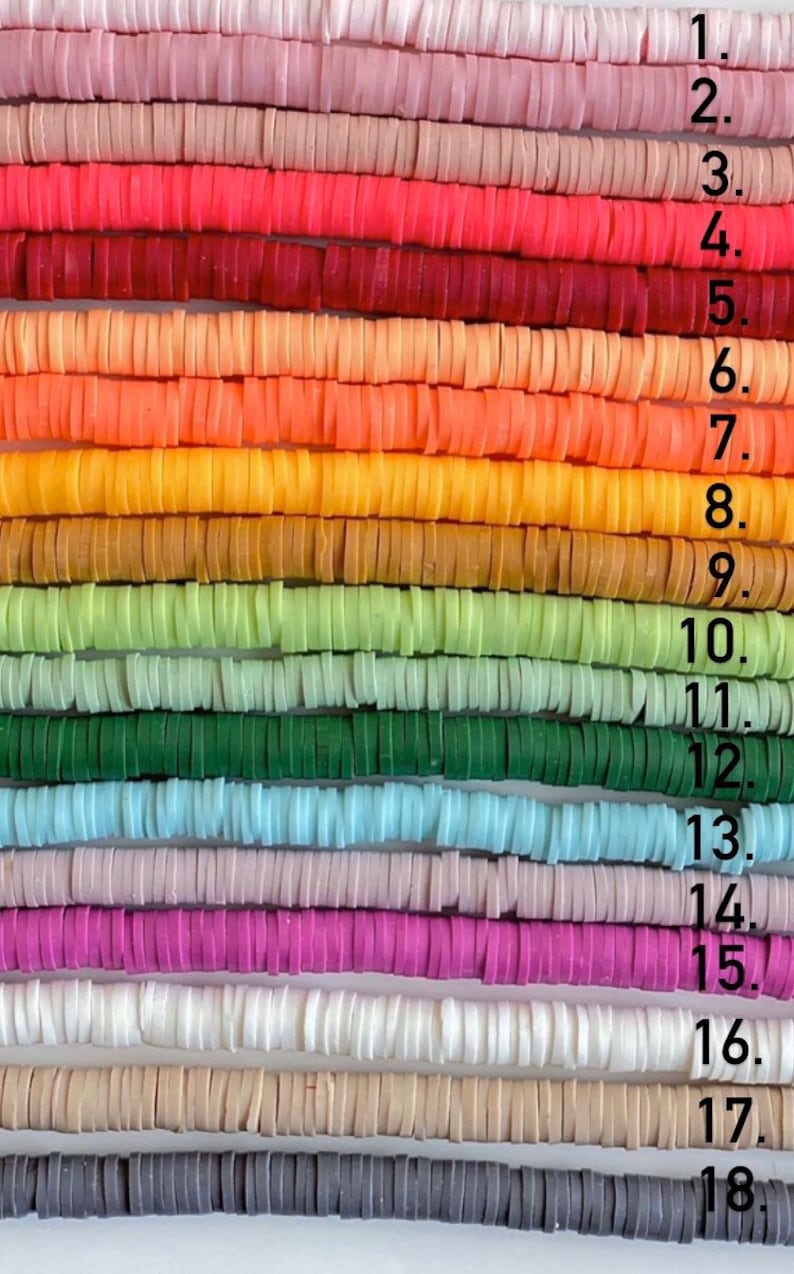 Puede incluir: Una colecci&oacute;n de 18 filas de cuentas de arcilla polim&eacute;rica de colores. Cada fila presenta un color diferente, incluyendo rosa, rojo, naranja, amarillo, verde, azul y morado. Las cuentas son todas del mismo tama&ntilde;o y forma, y est&aacute;n dispuestas de forma ordenada y limpia.
