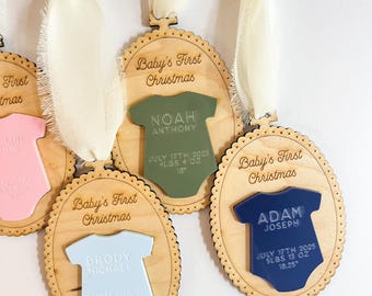 Adorno navideño para el primer bebé / Mono personalizado con estadísticas de nacimiento