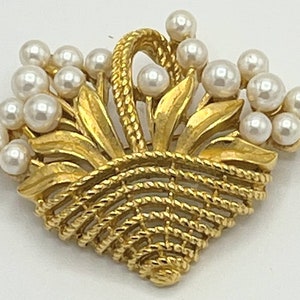 Trifari Vintage Flower Basket Brooch Pendant: Gold Tone Faux Pearls
