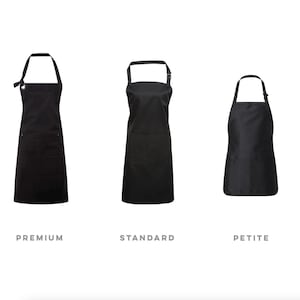 Puede incluir: Tres delantales negros en diferentes estilos: Premium, Standard y Petite. El delantal Premium tiene una correa para el cuello con lazo, el Standard tiene cuello cuadrado y el Petite es m&aacute;s corto. Todos los delantales tienen un bolsillo. Las palabras est&aacute;n debajo.