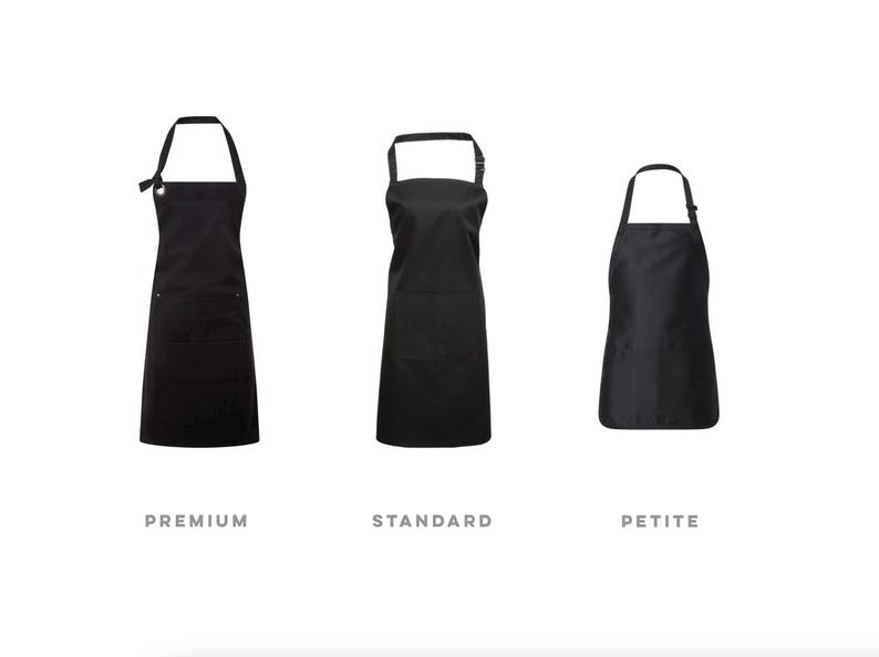 Puede incluir: Tres delantales negros en diferentes estilos: Premium, Standard y Petite. El delantal Premium tiene una correa para el cuello con lazo, el Standard tiene cuello cuadrado y el Petite es m&aacute;s corto. Todos los delantales tienen un bolsillo. Las palabras est&aacute;n debajo.