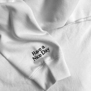 Op maat geborduurde mouw: gepersonaliseerd cadeau met ronde hals