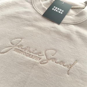 Bluza z okrągłym dekoltem z haftem: spersonalizowany prezent z logo