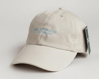 Gorra bordada "No Crying On The Yacht"