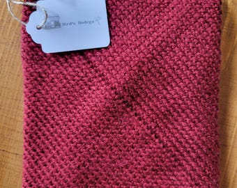 Salvamanteles doble grueso tejido a mano a crochet, estampado de camuflaje en rojo burdeos y marrón, 6.5 x 7.25 pulgadas.