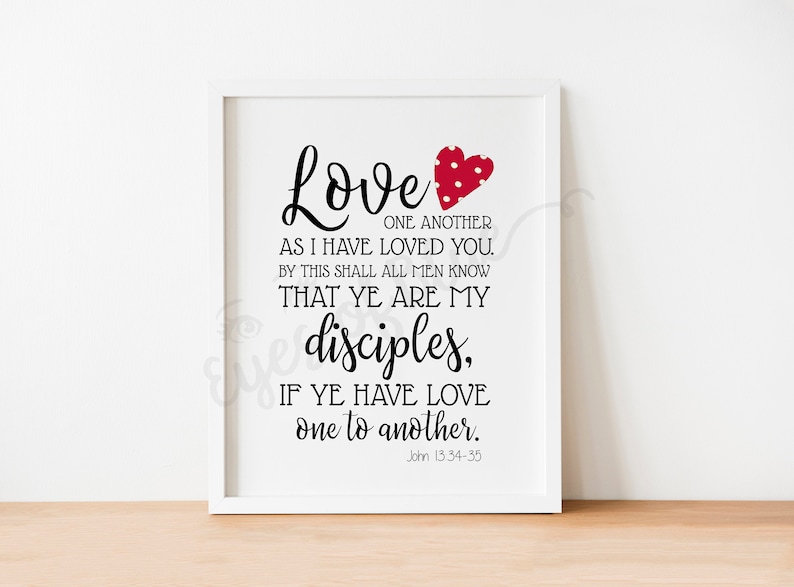 Puede incluir: Arte de pared imprimible en blanco y negro con un coraz&oacute;n rojo con lunares blancos. El texto dice "Amaos los unos a los otros, como yo os he amado. En esto conocer&aacute;n todos que sois mis disc&iacute;pulos, si ten&eacute;is amor los unos por los otros. Juan 13:34-35"