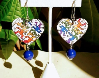 Gioielli Orecchini a cuore Arte in carta riciclata Accessorio Keith Haring Orecchini di tendenza sostenibili Idea regalo unica Arte indossabile per donne