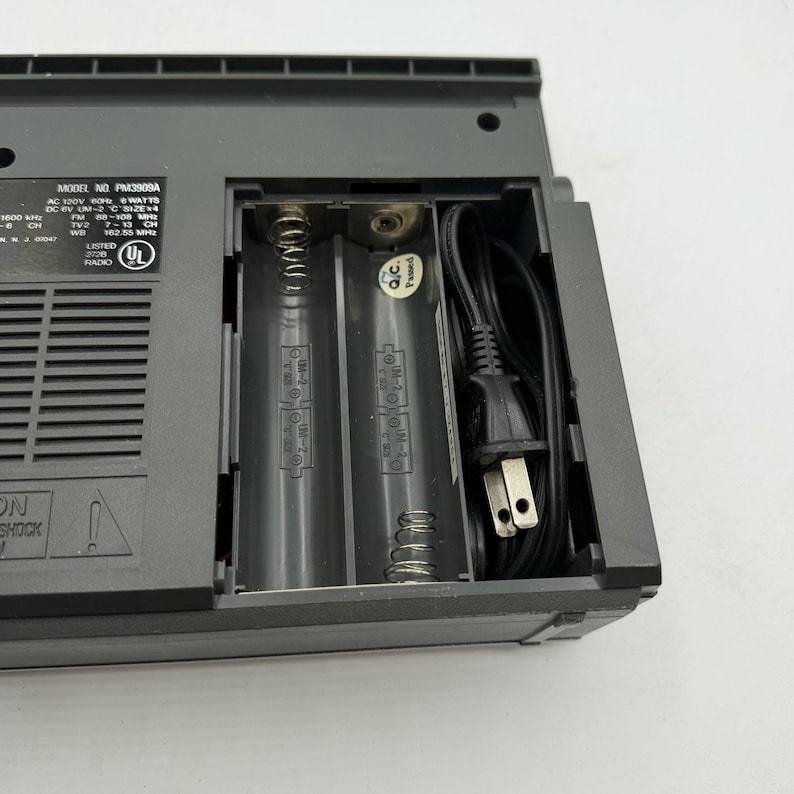 Vintage Emerson Portable Am/Fm Tv Weatherband Radio Ac/Dc PM3909A - Tested Works image 7