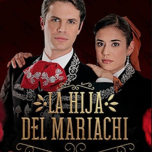Può includere: Immagine promozionale della serie televisiva "La Hija del Mariachi". Un uomo e una donna indossano abiti tradizionali da mariachi. L'abito nero dell'uomo ha ricami argentati e un papillon rosso. Il titolo dello show è in oro.