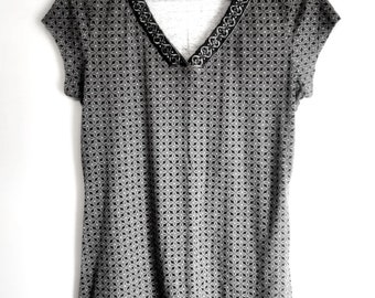Liz Claiborne Top Size L Beautiful Gift for Mom , Women&#39;s  Unique Design, Elegant Manufacture High Quality Women Tops Blouse Like New