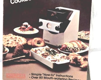 Máquina de massa vintage Osrow International com caixa e livro de receitas, fabricada nos EUA. Inclui acessório para ajuste de espessura.