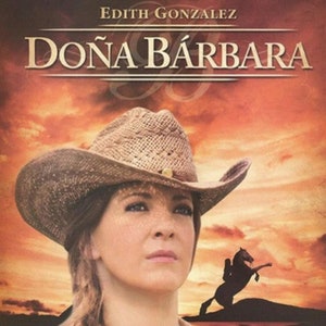 以下が含まれることがあります： 映画のポスター。タイトルは「Doña Bárbara」で、金色の文字で書かれています。麦わらカウボーイハットをかぶった女性が夕焼けを背景に描かれています。馬と騎手のシルエットも表示されています。