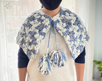 Blauwe gebreide poncho met kwastjes, meerkleurige poncho, handgemaakte gebreide accessoires, gehaakte poncho, handgebreide poncho, Boho Hippie Style