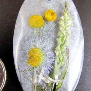 Beautiful Authentic Dried Desert Flowers in Resin with Opalescent White/Gray Background - Oval Shaped Jewelry Cabochon/Pendant