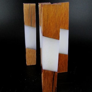 Bolígrafos híbridos en blanco: roble rojizo estabilizado en remolinos de resina Alumilite 'Slow Set Clear' que cambia de color entre rojo y azul