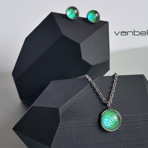 Ensemble boucles d&#39;oreilles et pendentif sauge inspirés de Valorant Ensemble pendentif et boucles d&#39;oreilles vert irisé